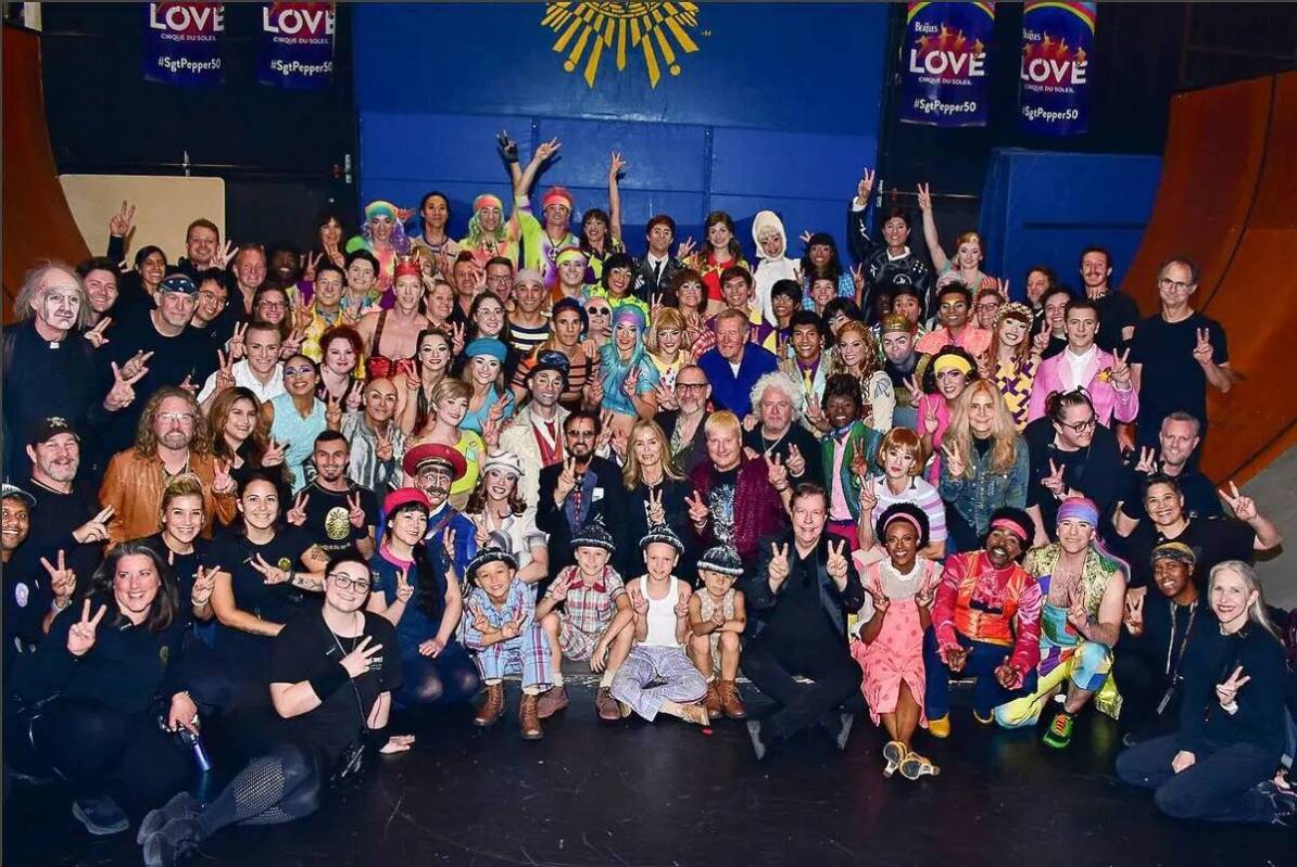 Ringo Starr y su All-Starr Band posan con el elenco de The Beatles "Love" del Cirque du Soleil, ...