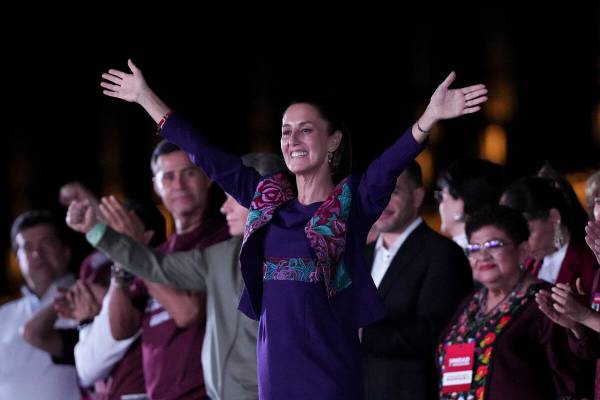 La presidenta electa Claudia Sheinbaum se dirige a sus simpatizantes en el Zócalo, la plaza pr ...