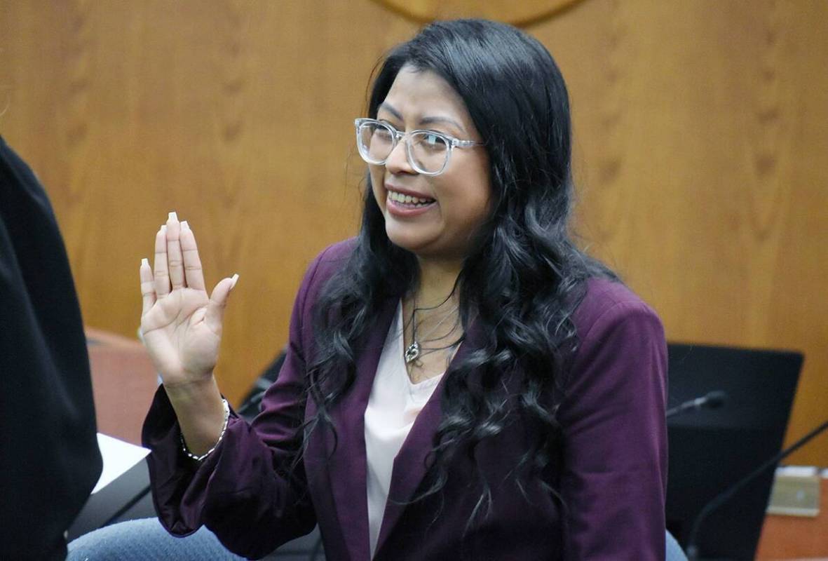 Ramona Esparza-Stoffregan, ex directora de Valley High School, en el Ayuntamiento de Las Vegas, ...