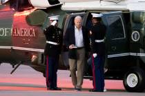 El presidente Joe Biden llega en el Marine One a la Base de la Guardia Nacional Aérea de Delaw ...