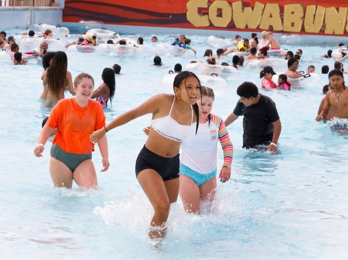 Los asistentes al parque, incluida Maya Wilcox, de 14 años, en el centro, juegan en la piscina ...