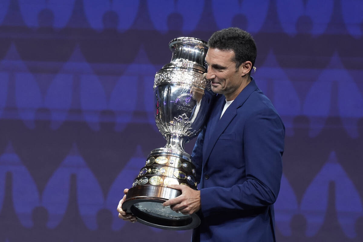 El entrenador de fútbol de Argentina, Lionel Scaloni, lleva el trofeo de la Copa América dura ...
