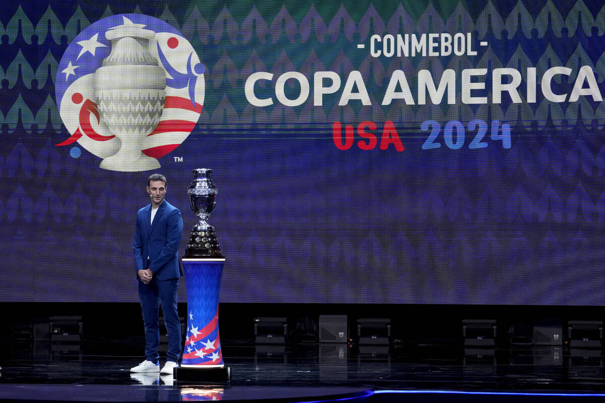 El entrenador de fútbol de Argentina, Lionel Scaloni, observa el trofeo de la Copa América du ...