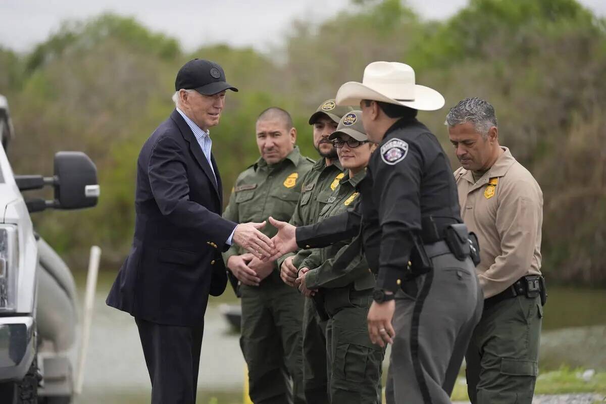 El presidente Joe Biden habla con la Patrulla Fronteriza de Estados Unidos y funcionarios local ...