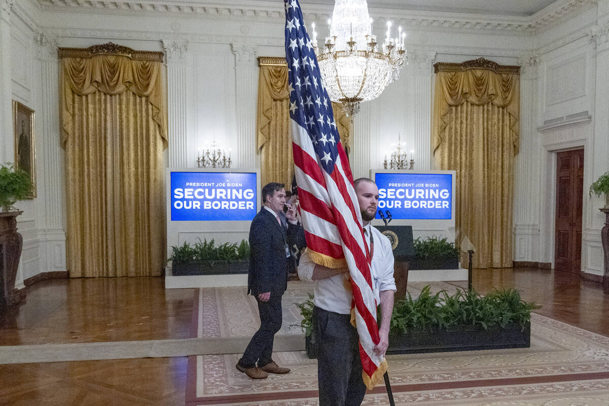 Una bandera estadounidense es retirada después de que el presidente Joe Biden hablara sobre un ...
