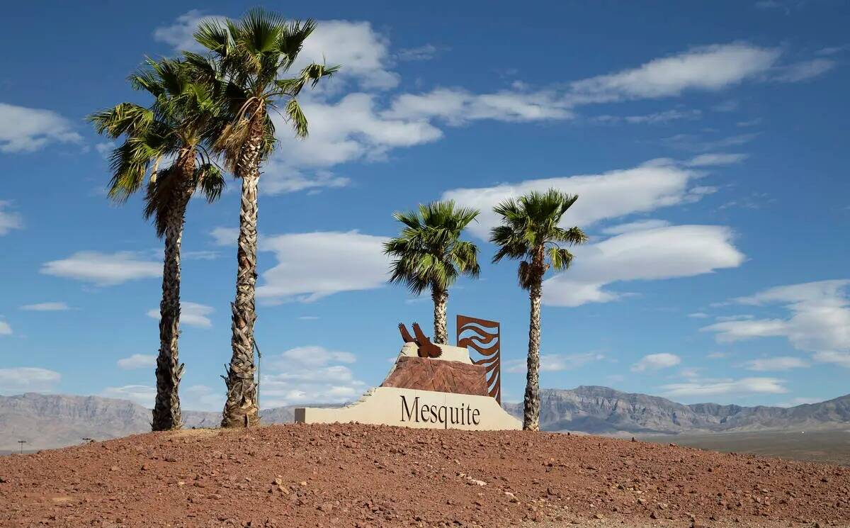 Una rotonda muestra una señal de la ciudad el miércoles 2 de junio de 2021, en Mesquite, una ...