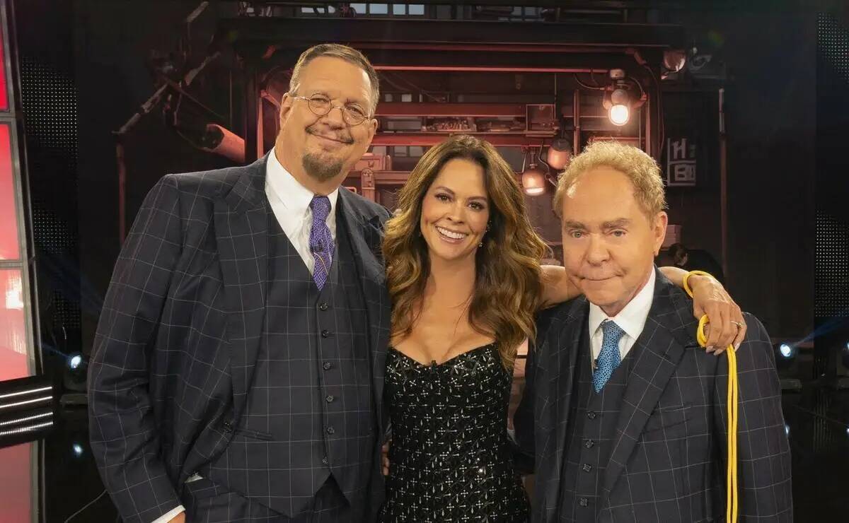 Penn Jillette, Brooke Burke y Teller aparecen en el plató de Río de "Penn & Teller: Fool Us". ...