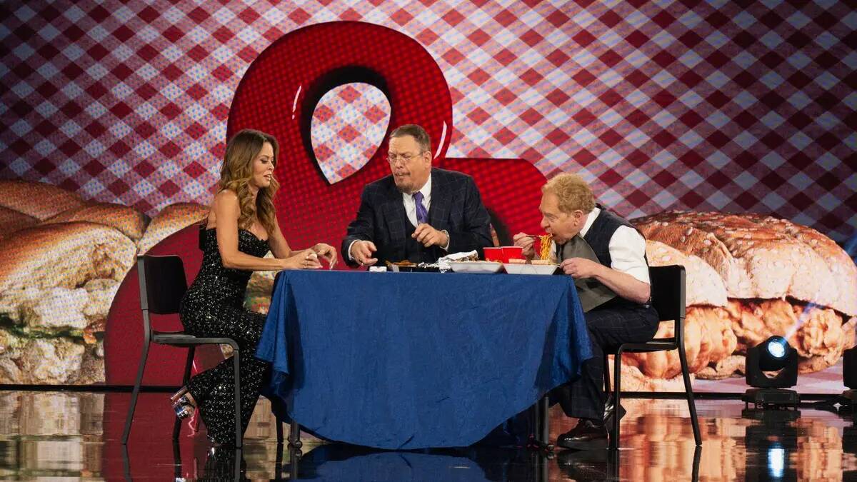 Penn Jillette, Brooke Burke y Teller aparecen en el plató de Río de "Penn & Teller: Fool Us". ...