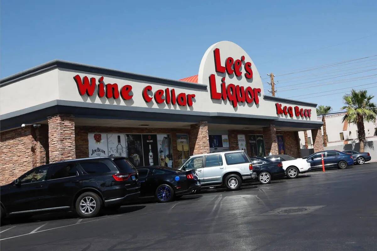 Lee's Discount Liquor se ve en Flamingo Road en Las Vegas, sábado, 28 de agosto de 2021. Una p ...