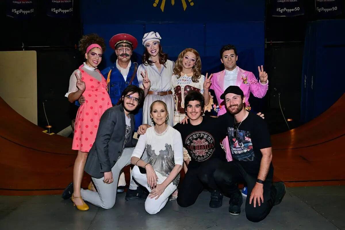 Celine Dion y su familia aparecen entre bastidores con miembros del reparto de "Love" de The Be ...