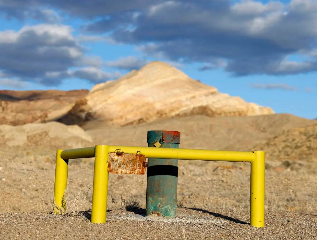 Una válvula de control de aguas subterráneas cerca del sitio del proyecto de la mina de litio ...