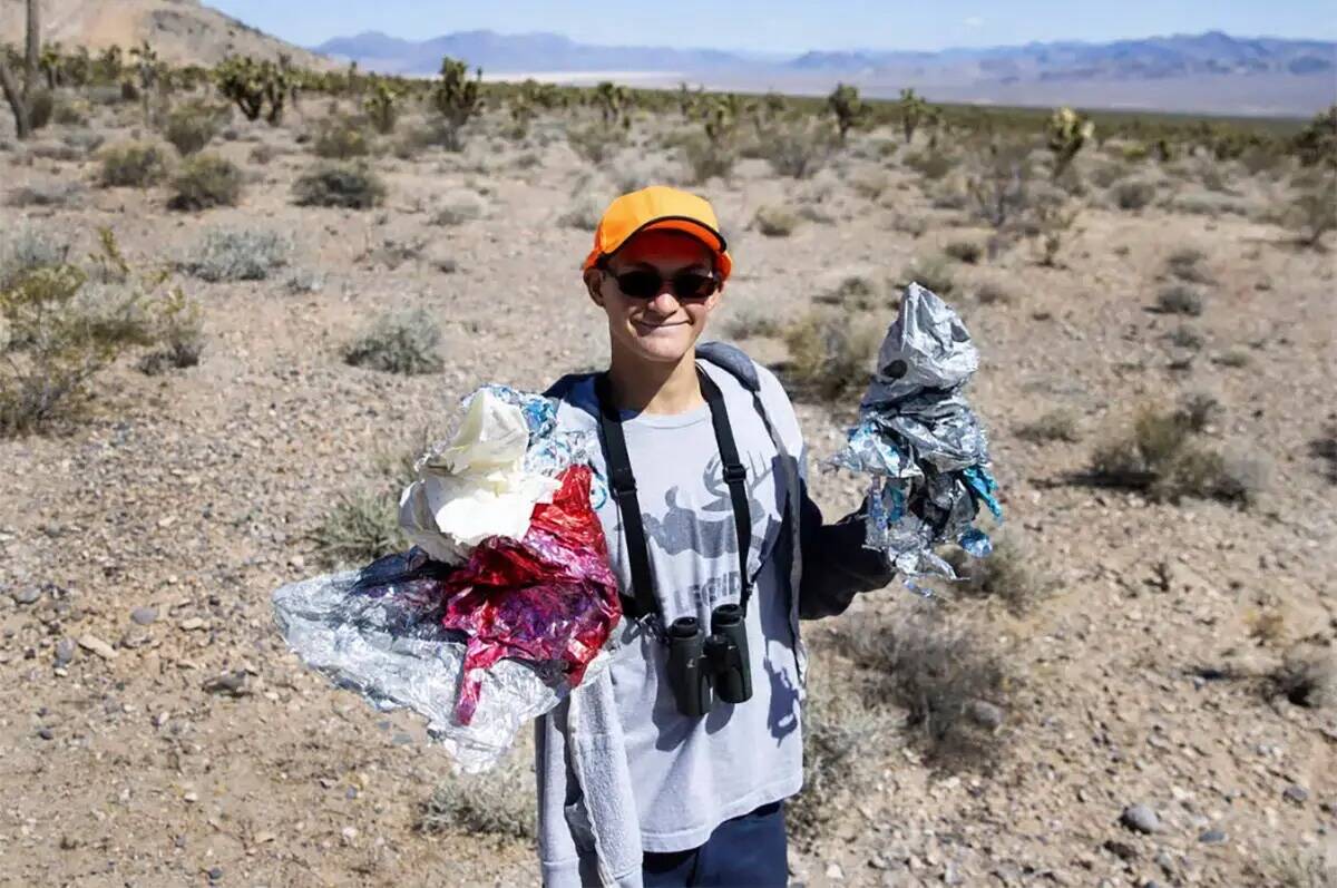 Christian Daniels, de 15 años, muestra los globos que encontró el sábado 17 de abril de 2021 ...