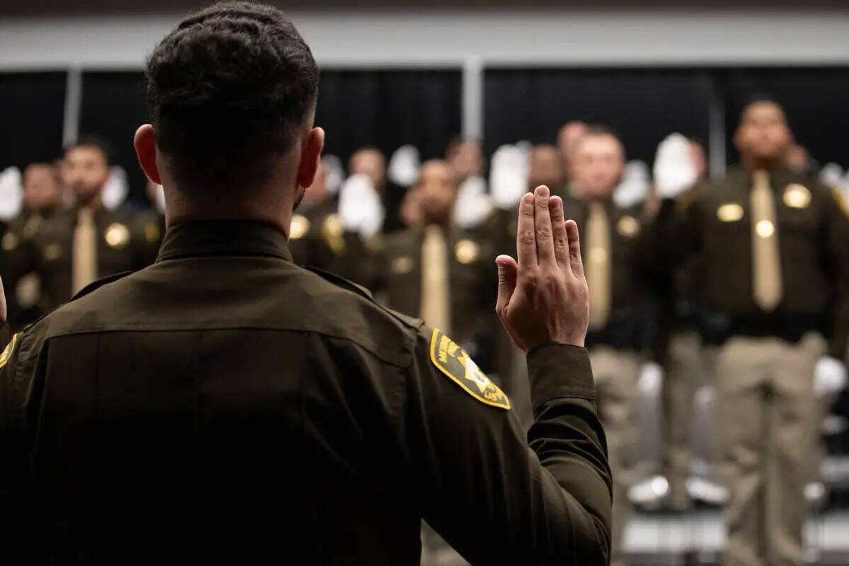 Graduados y oficiales actuales recitan el Código de Honor de las Fuerzas del Orden durante la ...