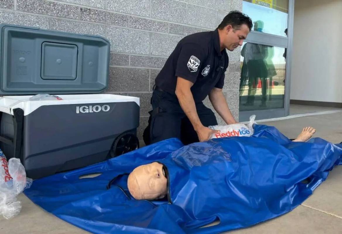 John Prato, capitán de bomberos de Phoenix, muestra un nuevo protocolo que el cuerpo de bomber ...