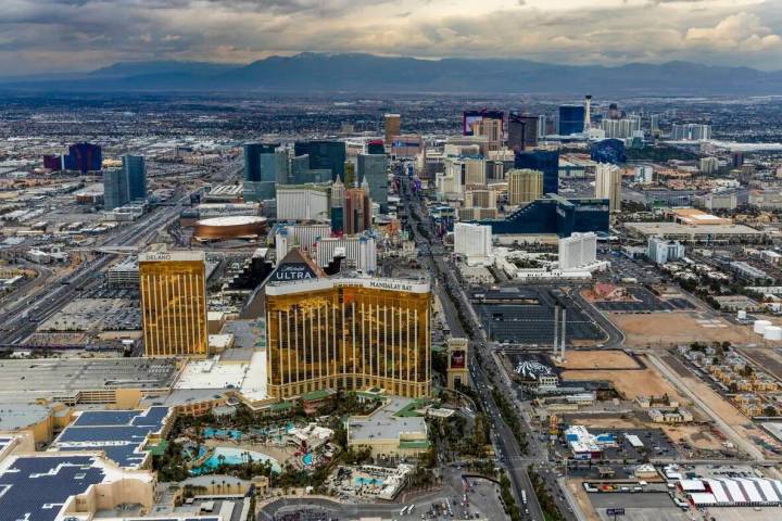 Grandes hoteles-casino a lo largo del Strip de Las Vegas el viernes 9 de febrero de 2024. (L.E. ...