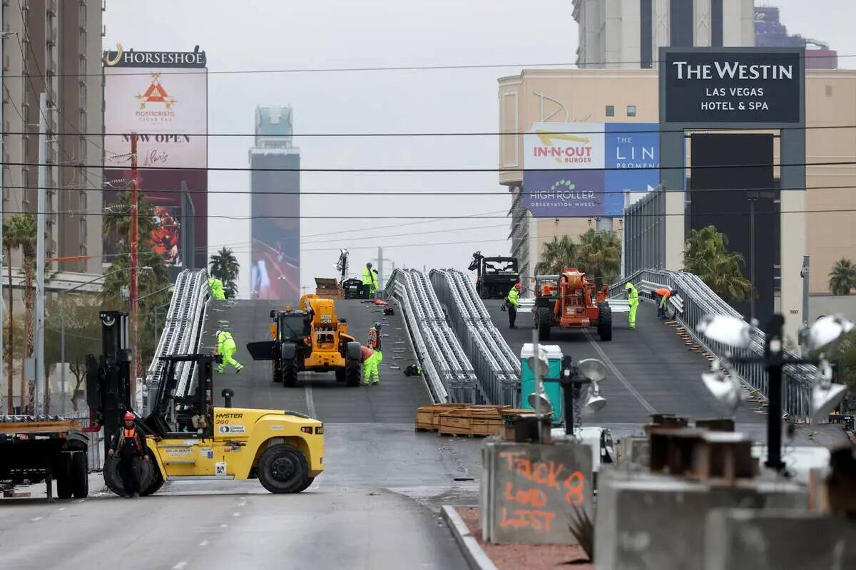 Cuadrillas retiran un puente temporal del Grand Prix de Las Vegas en Flamingo Road sobre Koval ...