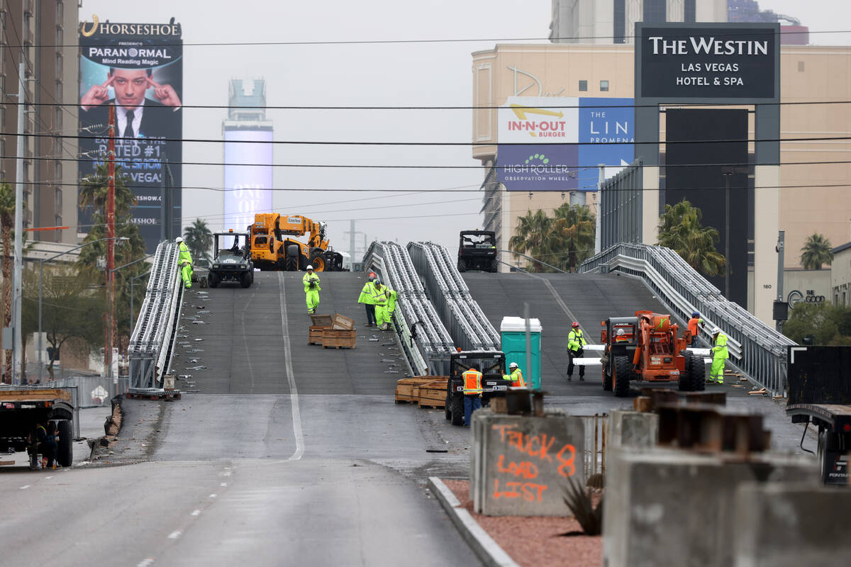 Cuadrillas retiran un puente temporal del Grand Prix de Las Vegas en Flamingo Road sobre Koval ...