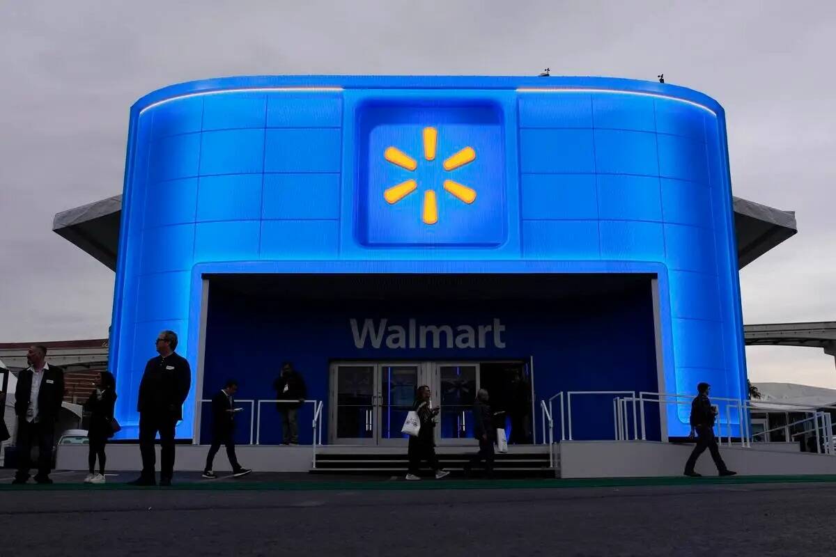 La gente camina por el stand de Walmart durante la feria de tecnología CES el martes 9 de ener ...