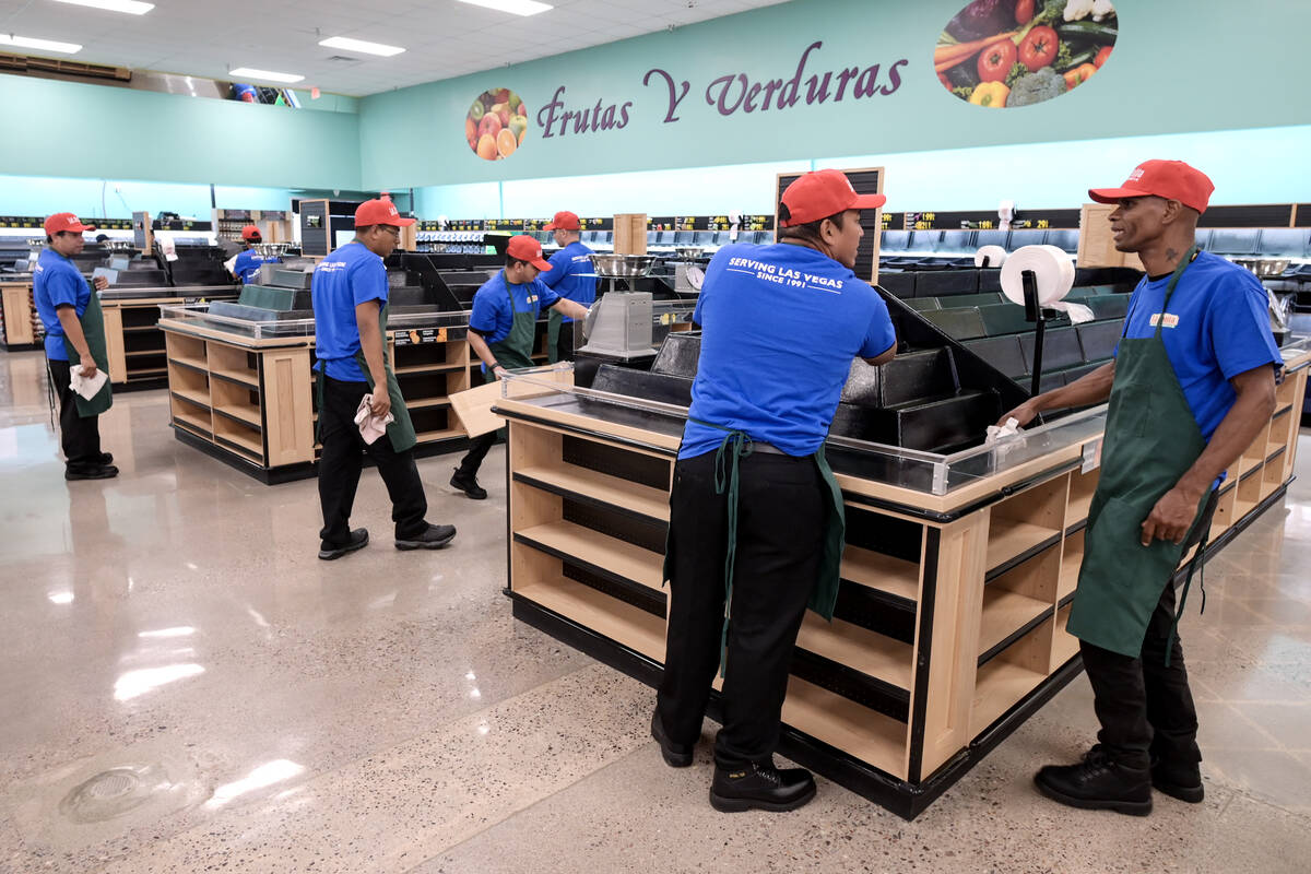 Los empleados trabajan para prepararse para la reapertura del supermercado La Bonita en 2500 Ea ...
