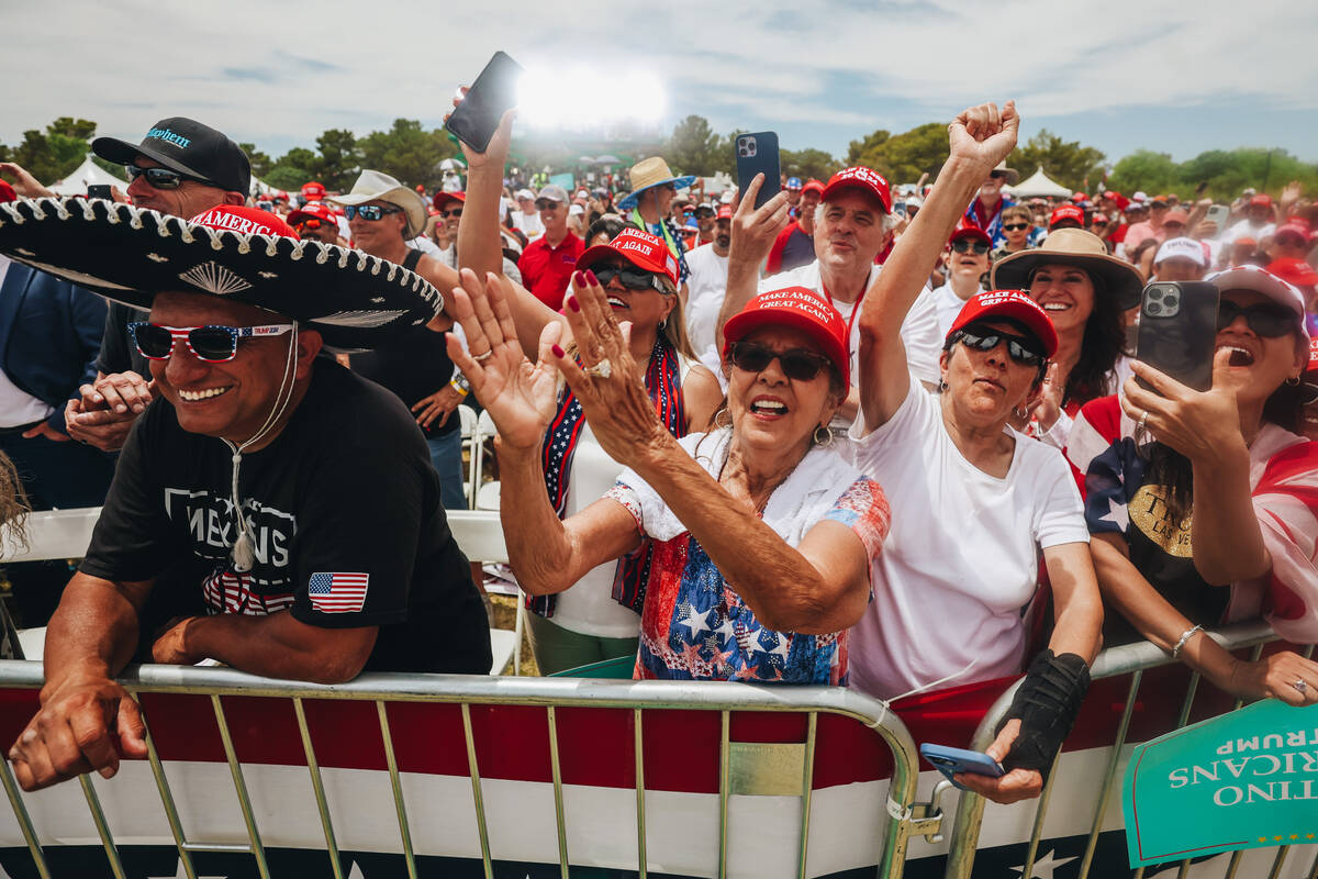 Los fanáticos aplauden mientras el expresidente Donald Trump habla en un mitin en Sunset Park ...