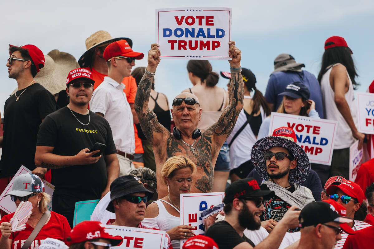 Los fanáticos aplauden mientras el expresidente Donald Trump habla en un mitin en Sunset Park ...