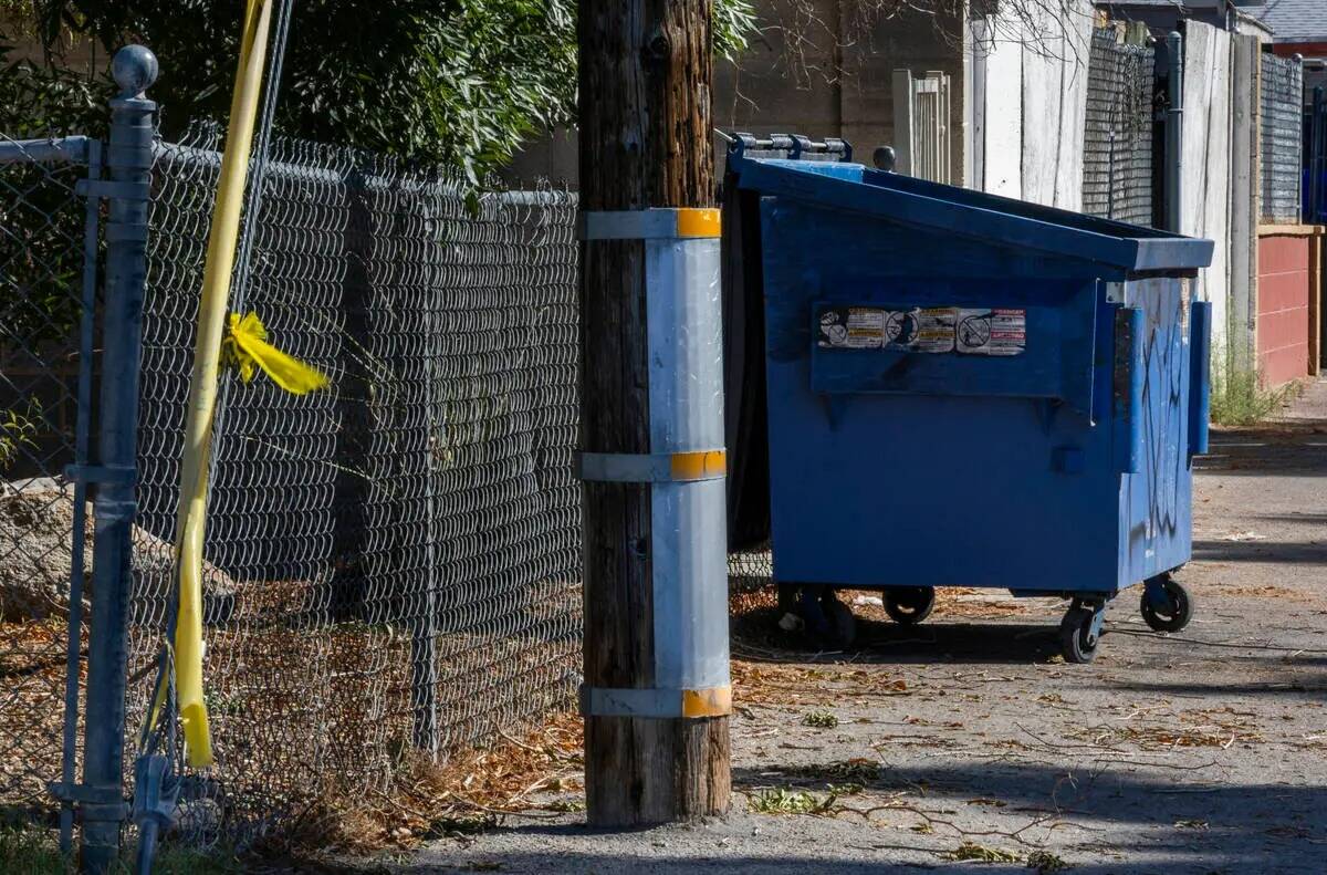 Un contenedor de basura y la cinta de la policía se ven cerca de donde Jacoby Robinson Jr. de ...
