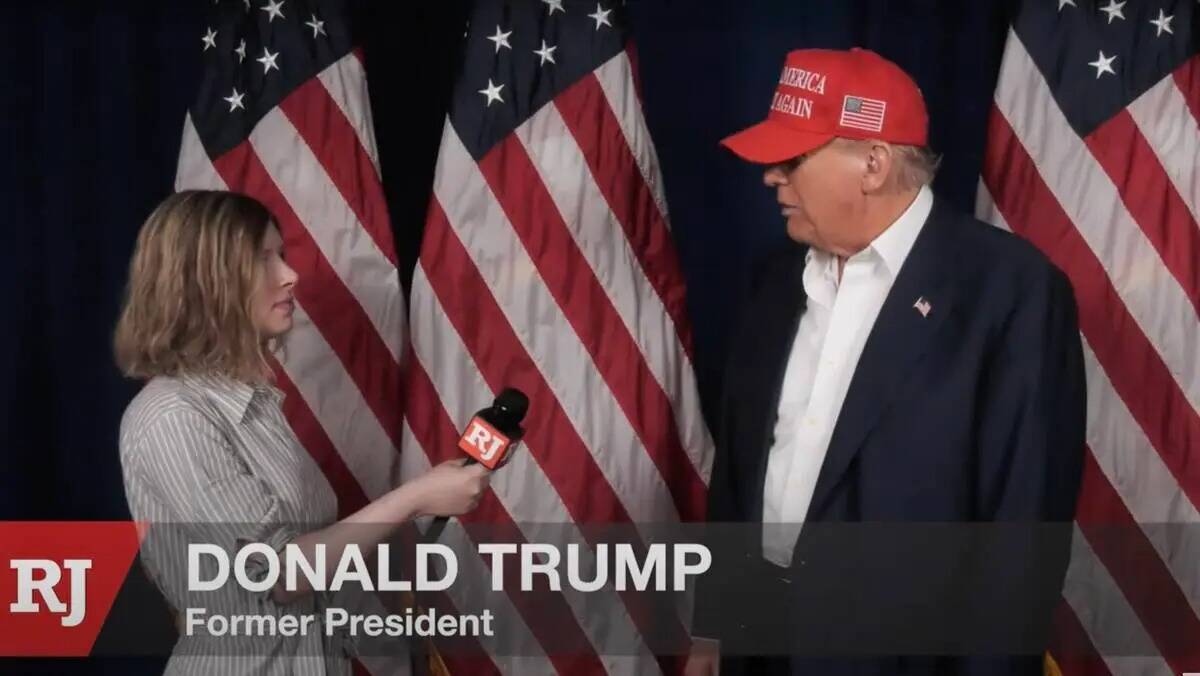 El expresidente Donald Trump habla con Jessica Hill del Review-Journal antes de su mitin en Sun ...