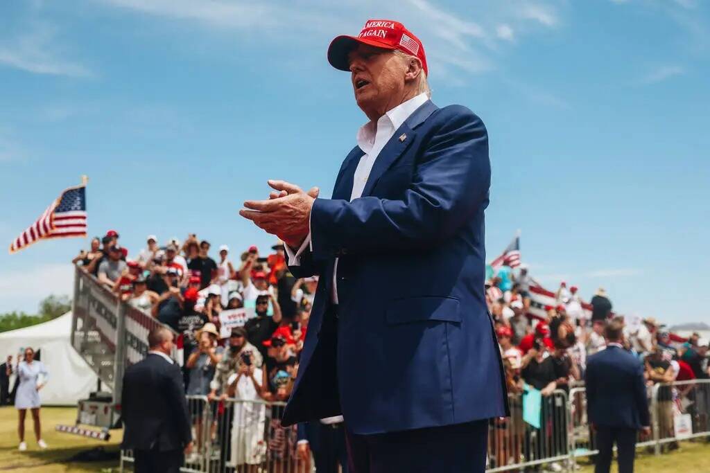 El expresidente Donald Trump habla en un mitin en Sunset Park el domingo 9 de junio de 2024, en ...