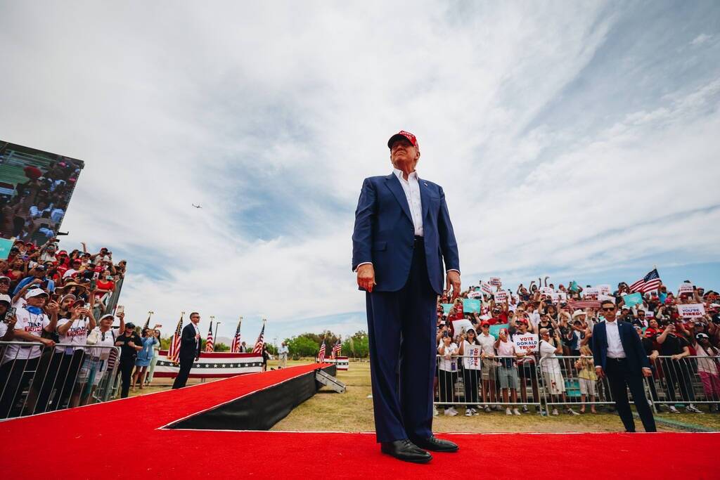 El expresidente Donald Trump habla en un mitin en Sunset Park el domingo 9 de junio de 2024, en ...