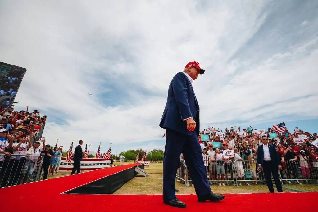 El expresidente Donald Trump habla en un mitin en Sunset Park el domingo 9 de junio de 2024, en ...