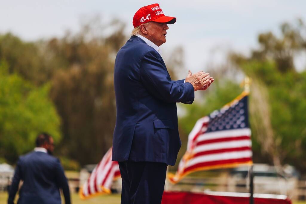 El expresidente Donald Trump habla en un mitin en Sunset Park el domingo 9 de junio de 2024, en ...