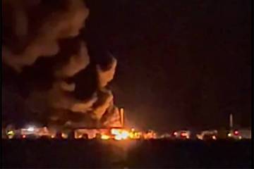 El humo se ve al aumento de varios barcos en llamas en Lake Mead Marina en Hemenway Harbor el d ...