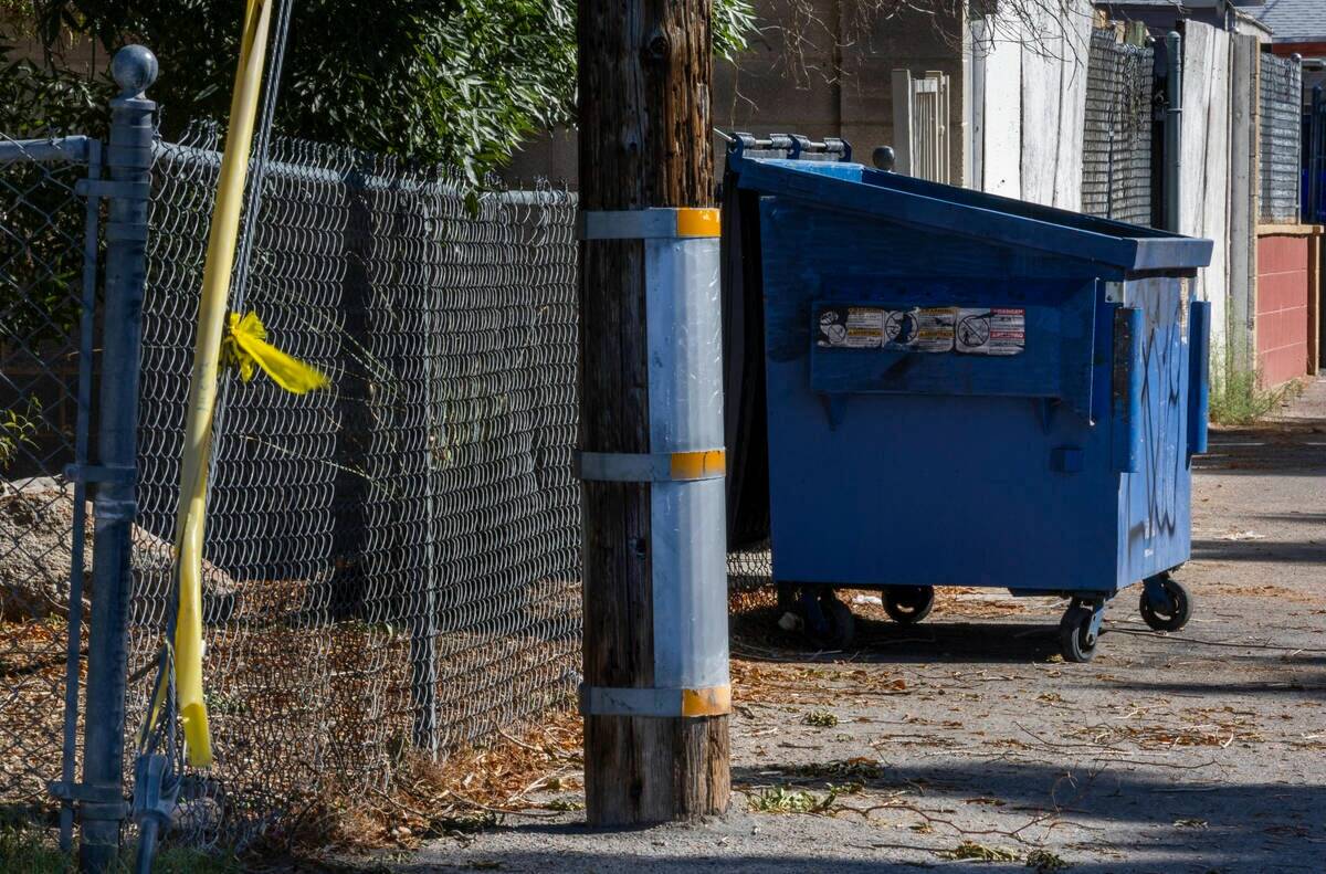 Un contenedor de basura y cinta de la policía se ven cerca de donde Jacoby Robinson Jr. de 2 a ...