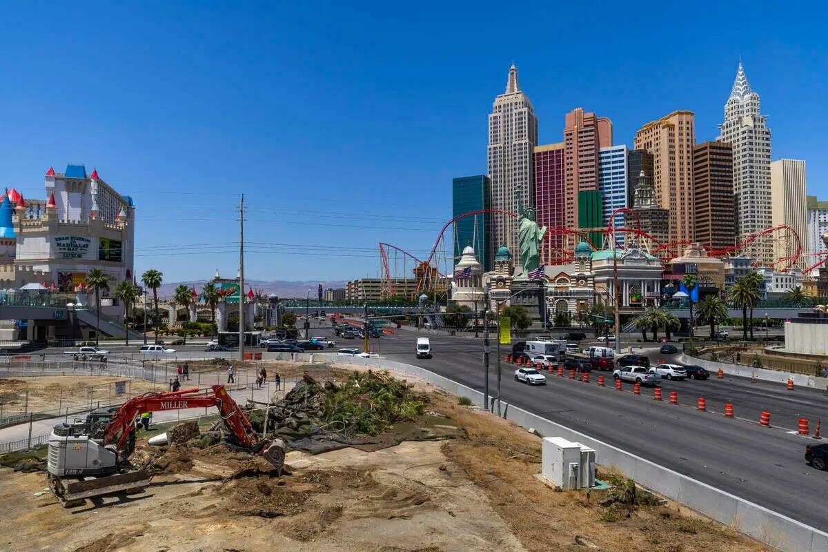 Las zonas verdes frente al Tropicana son despojadas de sus elementos paisajístico,s el jueves ...