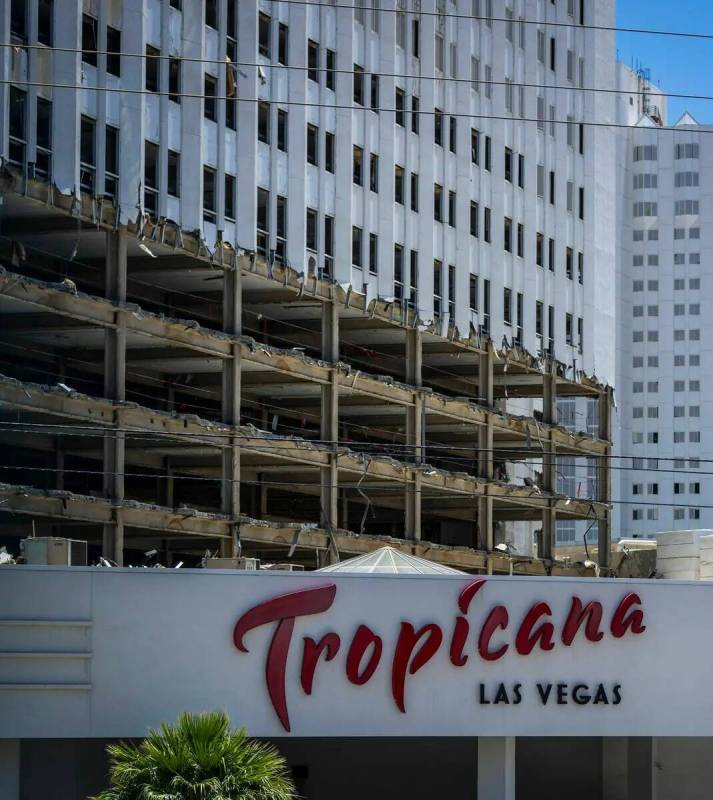 Los pisos inferiores del Tropicana son despojados de todos sus elementos interiores, el jueves ...