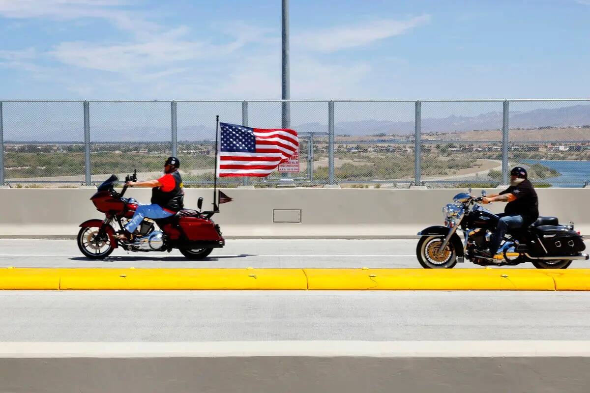 Motociclistas recorren el puente recién inaugurado, bautizado oficialmente "Silver Copper Cros ...