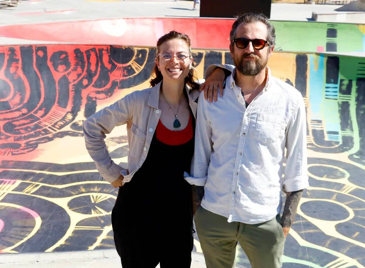 Jess Demlow, a la izquierda, de Paints with Care, y el muralista local y skater Nico Roussin, p ...