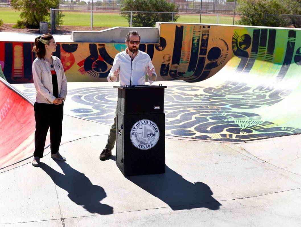 Jess Demlow, a la izquierda, de Paints with Care, observa mientras el muralista local y skater ...