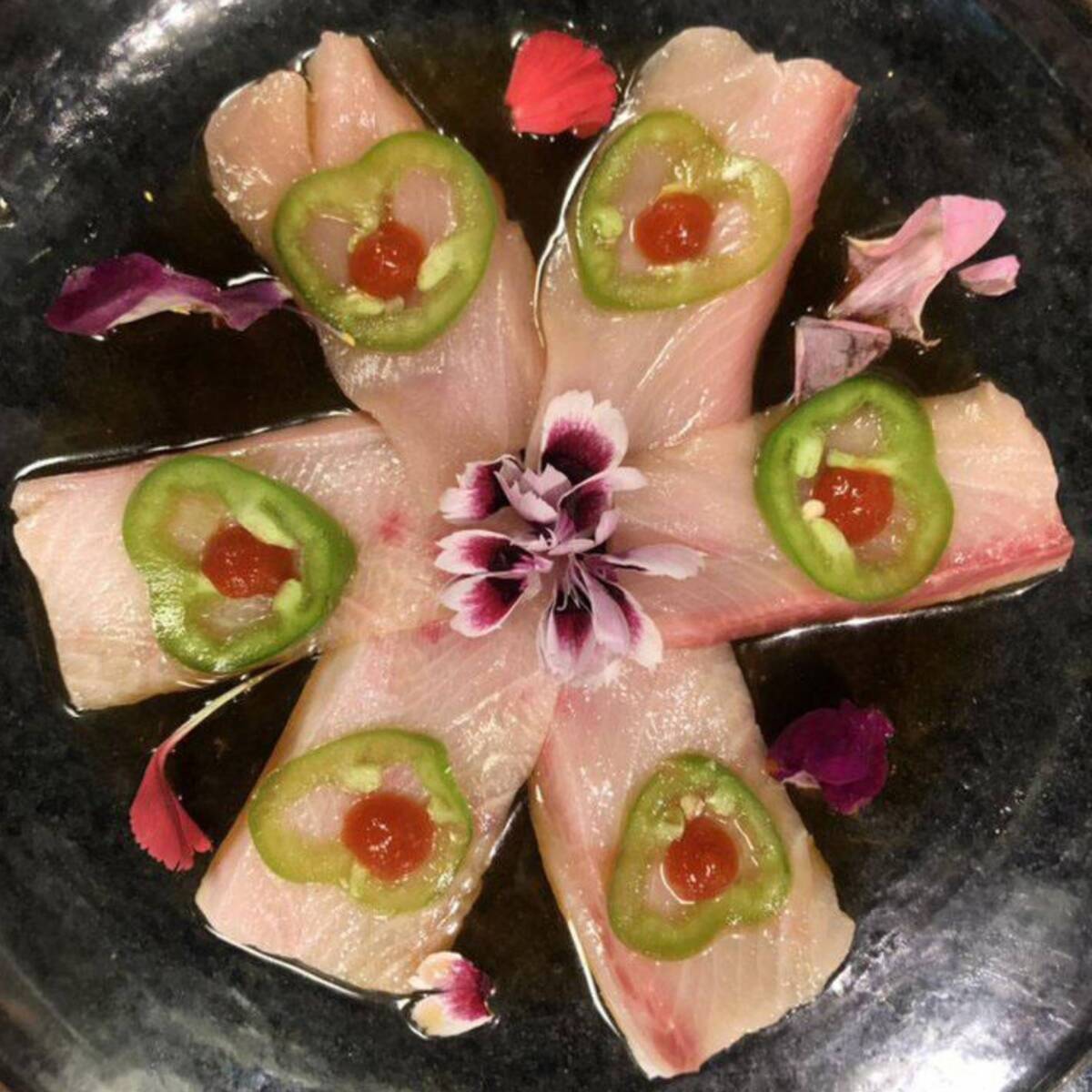 Hamachi (atún de cola amarilla) de Ari Sushi & Sake, en el suroeste de Las Vegas. El restauran ...