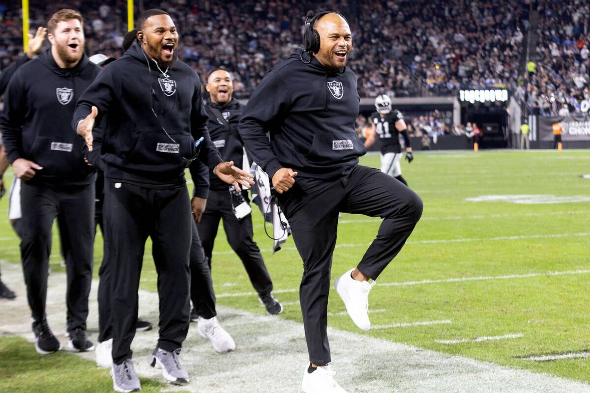 El entrenador en jefe de los Raiders, Antonio Pierce (derecha), celebra mientras el defensive t ...