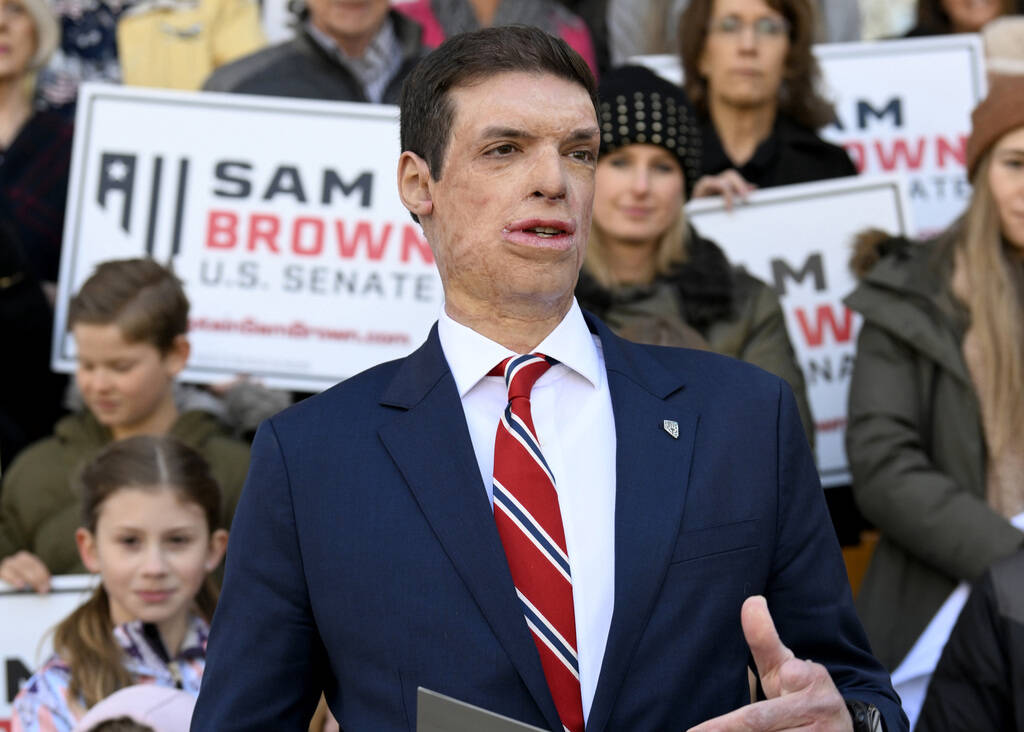 ARCHIVO - El candidato republicano al Senado, Sam Brown, habla después de presentar su documen ...