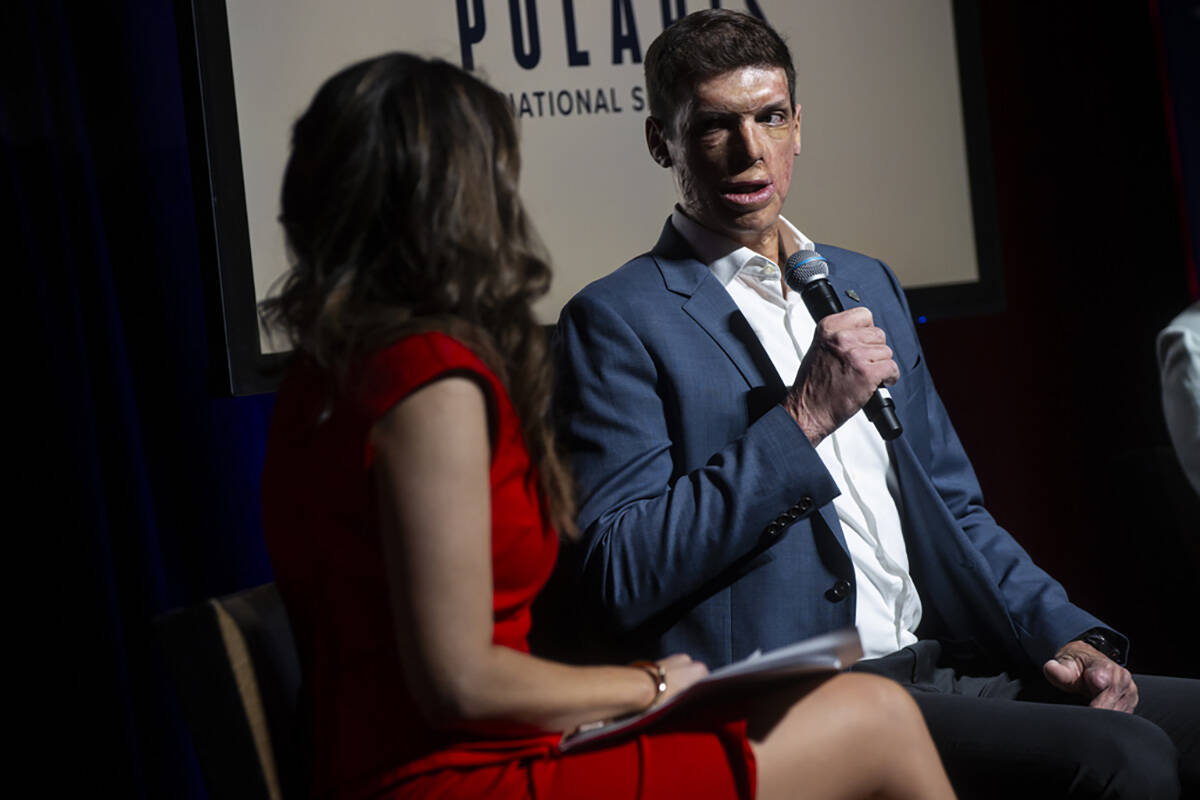 Sam Brown, candidato republicano al Senado de los Estados Unidos, participa en un panel moderad ...