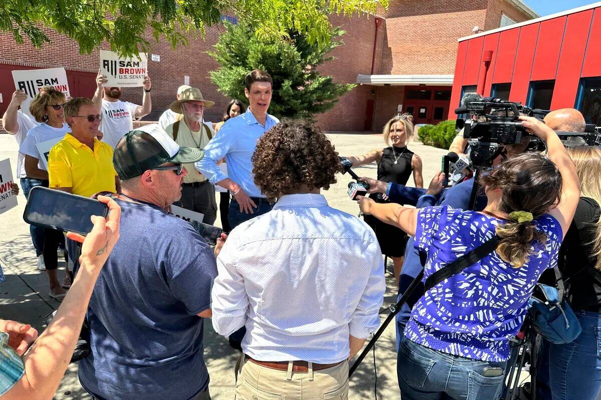 El aspirante al Senado de Nevada, Sam Brown, habla con los reporteros fuera de Reno High School ...