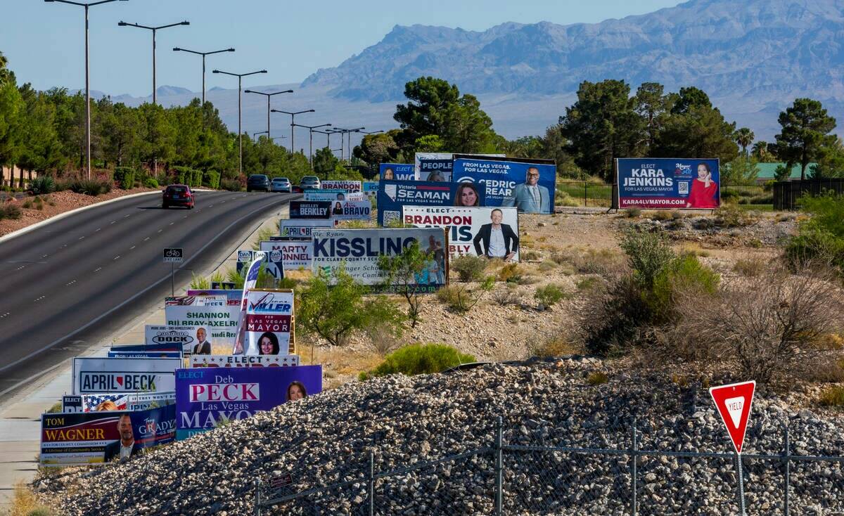 Los carteles de los candidatos se apilan para que los votantes los vean a lo largo de North Ram ...