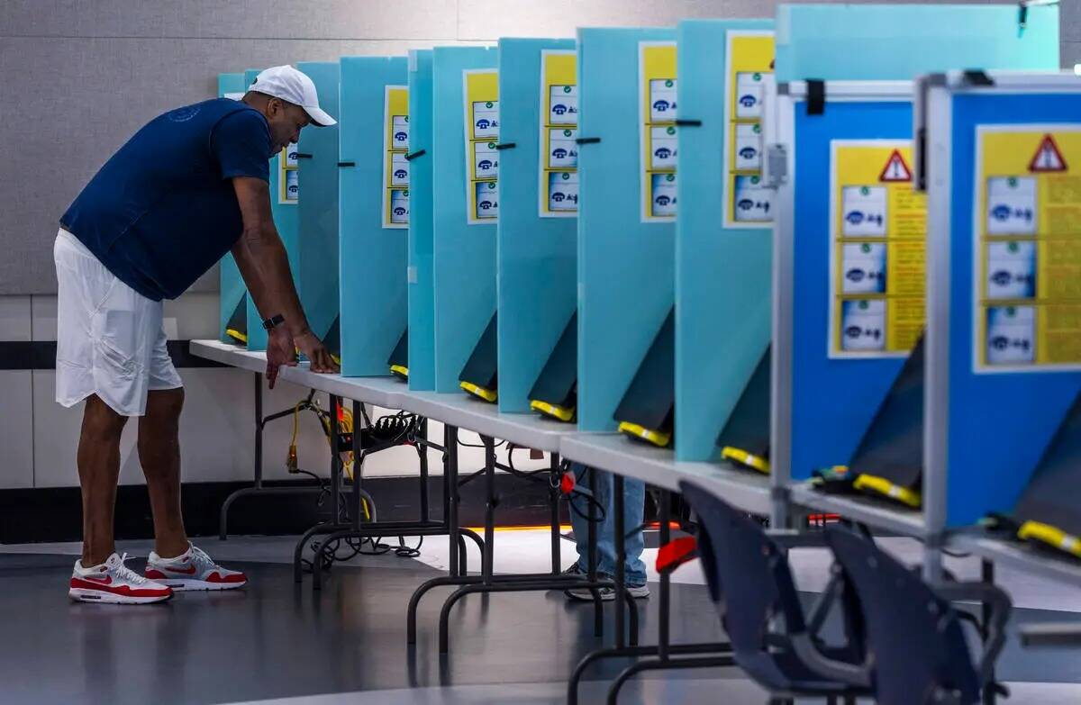 Un votante hace sus selecciones durante el día de las elecciones primarias de Nevada en las ur ...