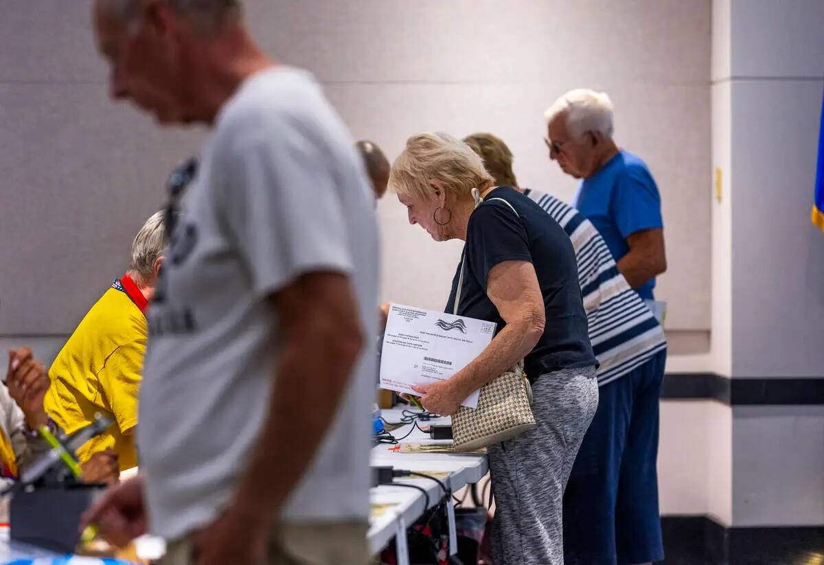 Los votantes se registran durante las elecciones primarias de Nevada en las urnas de la Bibliot ...