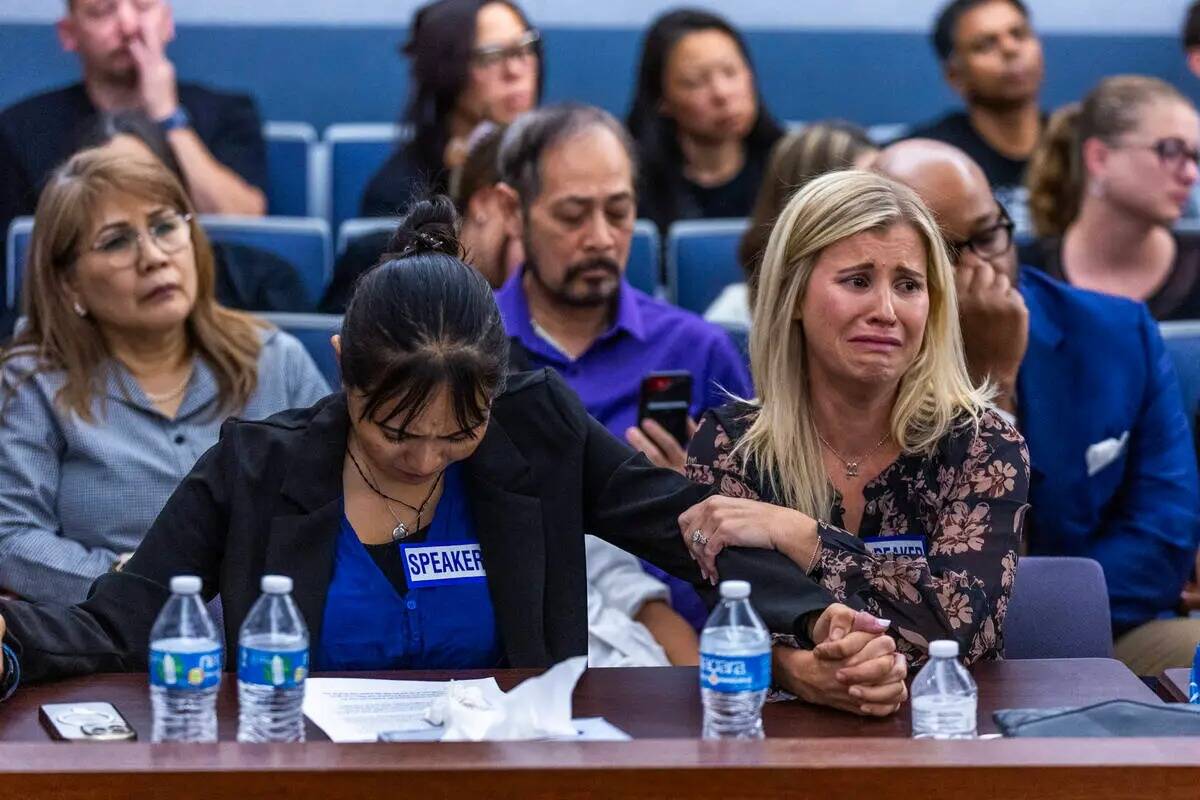 Arlene Félix, izquierda, y Vanessa Abbate reaccionan como la sentencia se lee para Jemarcus Wi ...