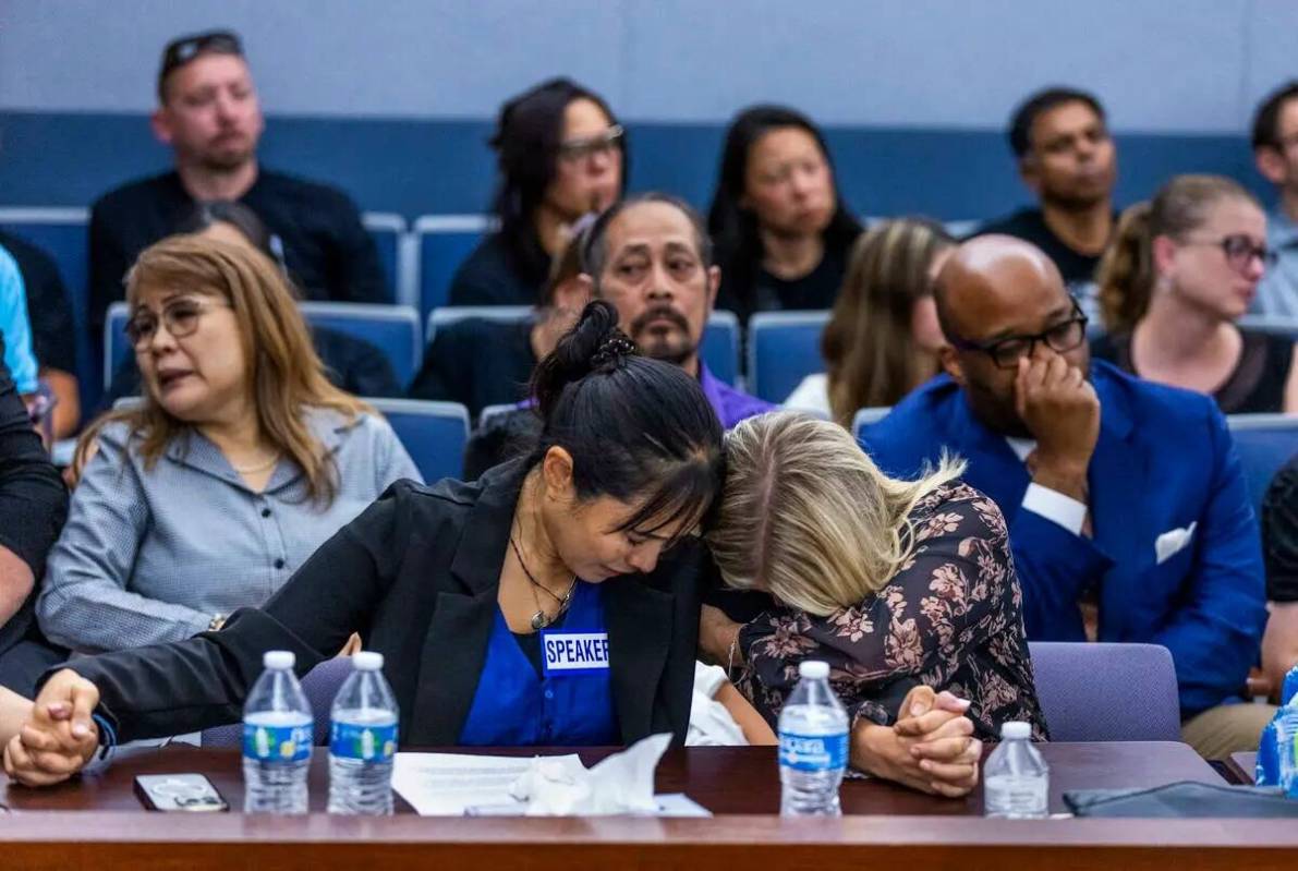 Las esposas de los soldados Arlene Felix, izquierda, y Vanessa Abbate reaccionan a la sentencia ...