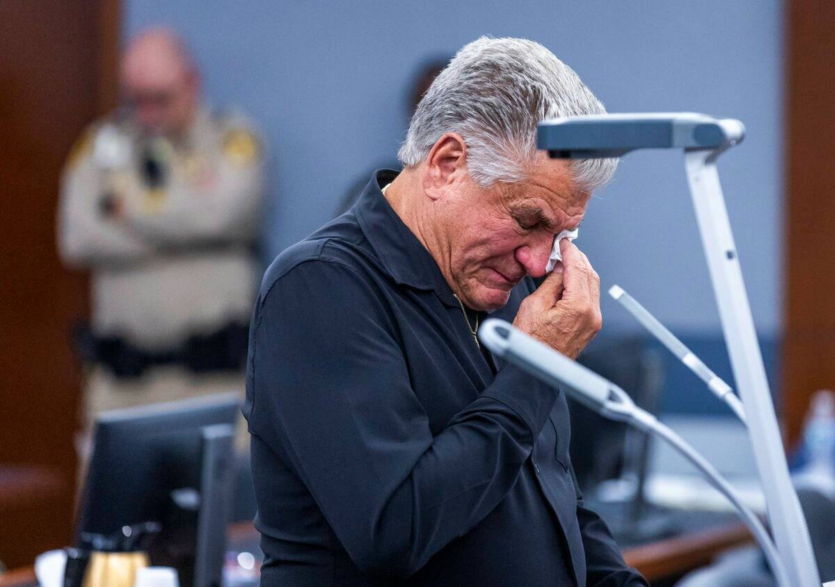 Michael Abbate, Sr., llora mientras habla de su hijo Nevada Highway Patrol Sgt. Michael Abbate ...