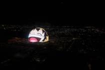Luffy, el protagonista de la serie japonesa de manga y anime One Piece, cubre la Sphere durante ...